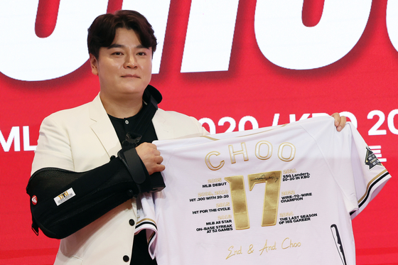 Choo Shin-soo poses with a special jersey bearing his number and career milestones during his retirement press conference in Incheon on Nov. 7. [NEWS1]