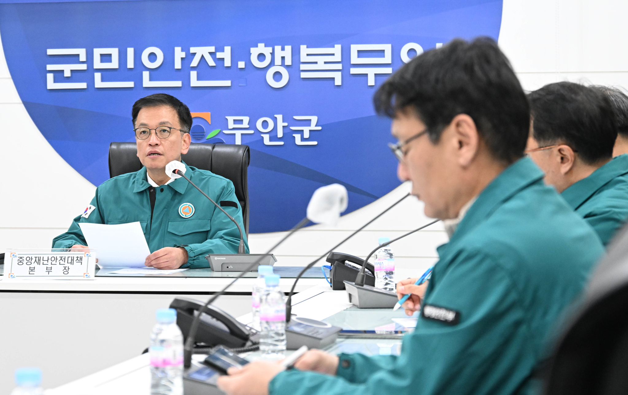 Acting President Choi Sang-mok, left, speaks at a meeting of the Central Disaster and Safety Countermeasures Headquarters at Muan County Hall in South Jeolla on Dec. 29. [MINISTRY OF ECONOMY AND FINANCE] 