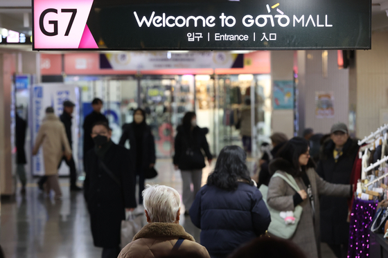 Shoppers walk through the Goto Mall connected to Express Bus Terminal Station in Seocho District, southern Seoul, on Dec. 30. [YONHAP]