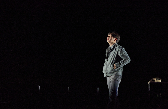 A scene from “The Lives of Others,” directed by Song Sang-gyu, is being staged at the LG Arts Center Seoul in Gangseo District, western. Above shows actor Lee Dong-gwi. [PROJECT GROUP ILDA] 