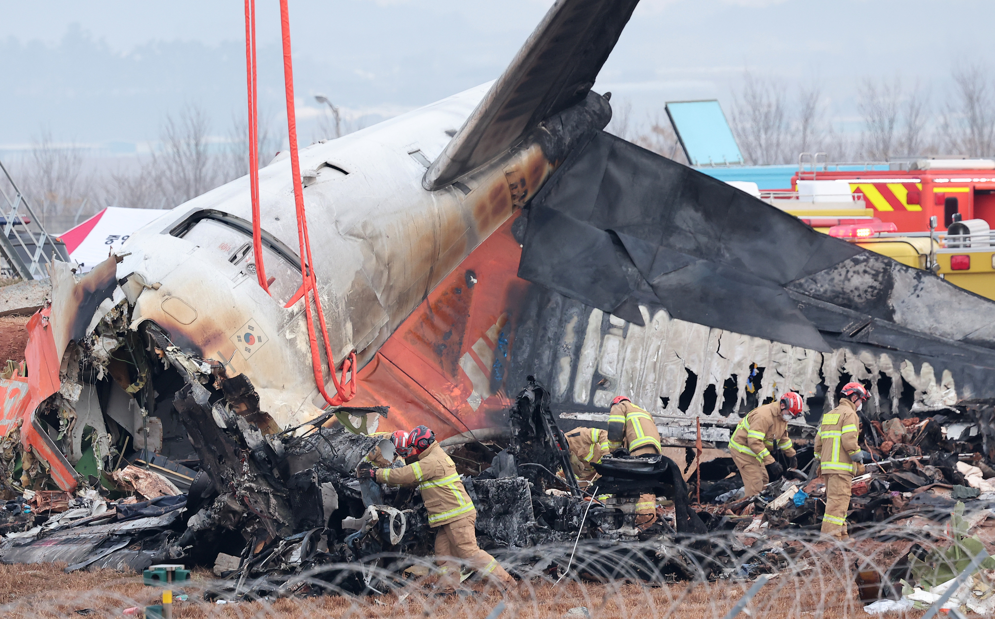 Firefighters and rescue personnel conduct a search operation at the site where a Jeju Air passenger plane crashed at Muan International Airport in South Jeolla on Dec. 29. [NEWS1]