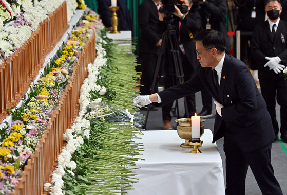 Acting President Choi Sang-mok on Monday places wreaths at a memorial altar set up in Muan Sports Complex in Muan, South Jeolla, for bereaved families of the victims of Sunday’s Jeju Air crash. [JOONGANG ILBO] 