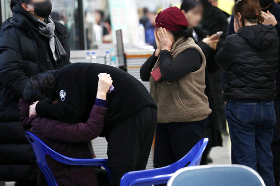 Bereaved families of victims who died in Jeju Air's crash express their sorrow at Muan International Airport in South Jeolla on Dec. 30. [JOINT PRESS CORPS]