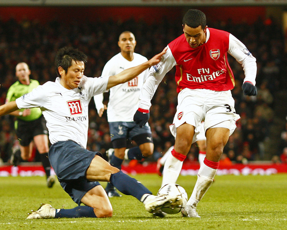 Arsenal's Theo Walcott, right, shoots past Tottenham Hotspur's Lee Young-Pyo during an English League Cup semifinal at the Emirates Stadium in London on Jan. 9, 2008. [REUTERS/YONHAP] 