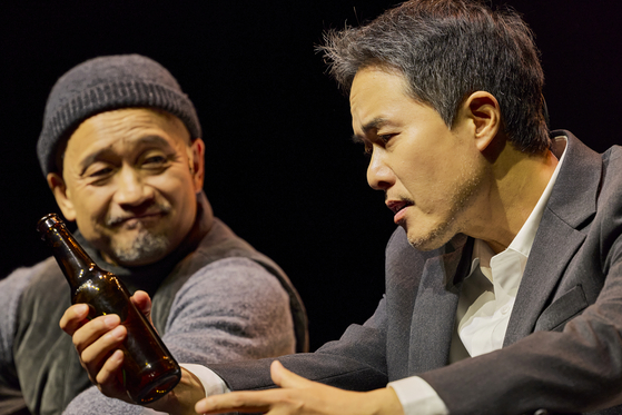 A scene from “The Lives of Others,” directed by Song Sang-gyu, is being staged at the LG Arts Center Seoul in Gangseo District, western. Above shows actors Jung Seung-kil, right and Kim jeong-ho. [PROJECT GROUP ILDA] 