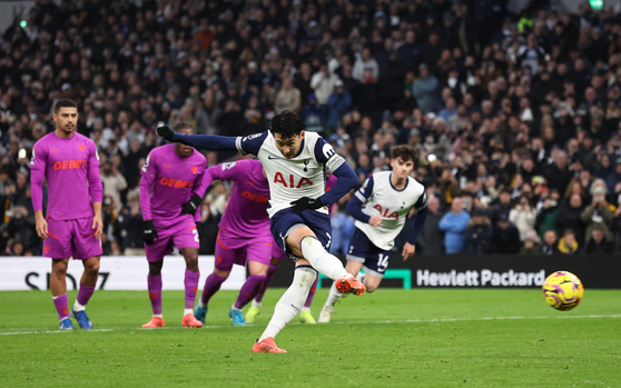 Tottenham Hotspur captain Son Heung-min takes a penalty during a Premier League match against Wolverhampton Wanderers at Tottenham Hotspur Stadium in London on Dec. 29. [REUTERS/YONHAP] 