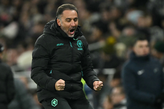 Wolverhampton Wanderers manager Vitor Pereira celebrates during a Premier League match against Tottenham Hotspiur at Tottenham Hotspur Stadium in London on Dec. 29. [AFP/YONHAP] 