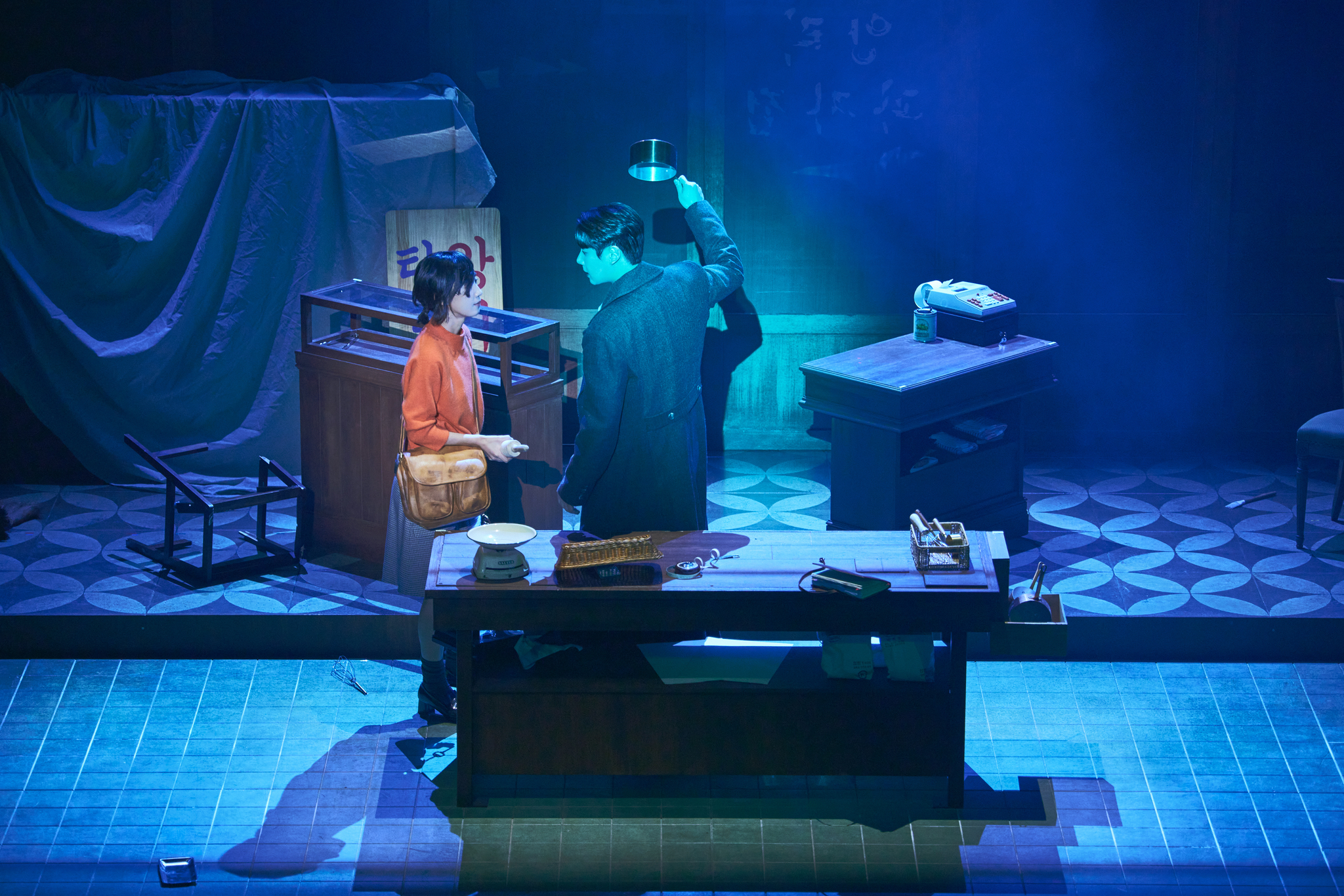 Park Ji-yeon as aspiring baker Sun-hee, left, and Song Won-geun as the ghost in the ongoing run of horror rom-com musical ″Ghost Bakery″ at the Doosan Art Center in Jongno District, central Seoul [LIBRARY COMPANY]