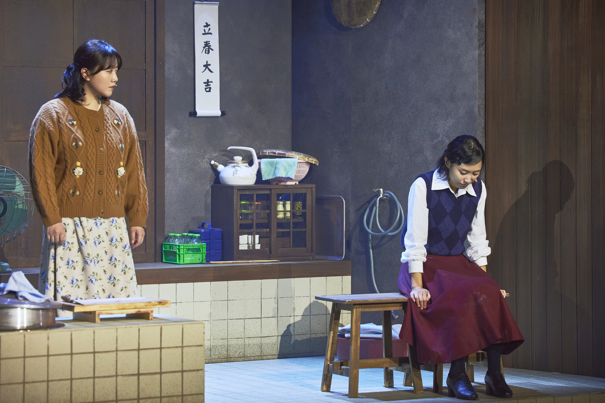 Park Ji-yeon as Sun-hee, right, and Do Yul-hee as her older sister in the ongoing run of horror rom-com musical ″Ghost Bakery″ at the Doosan Art Center in Jongno District, central Seoul [LIBRARY COMPANY]