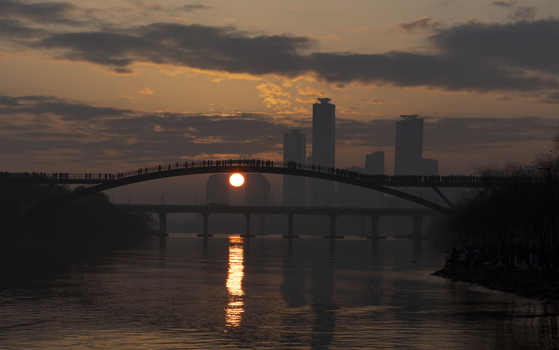 Sunrise at Seonyudo Park in Yeongdeungpo District, western Seoul, on Jan. 1, 2024. [YONHAP]