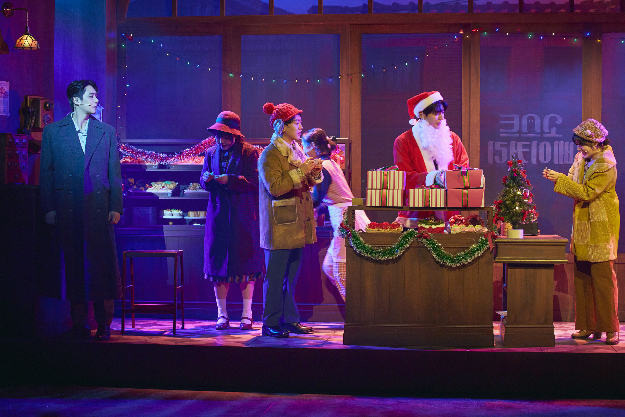 Song Won-geun as the ghost, left, and Yoon Chul-joo as a part-time employee at the bakery, second from right, in the ongoing run of horror rom-com musical ″Ghost Bakery″ at the Doosan Art Center in Jongno District, central Seoul [LIBRARY COMPANY]