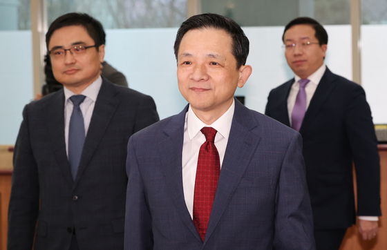 Chinese Ambassador-designate Dai Bing, center, enters the Foreign Ministry building in Seoul on Dec. 30. [NEWS1]