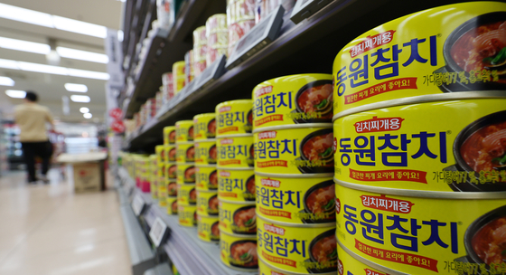 Dongwon F&B's canned tuna products are displayed at a supermarket in Seoul on May 14. The company disclosed on Dec. 30 that it will invest 165 billion won ($112 million) to construct manufacturing facilities for frozen and refrigerated meals and dairy drinks. [NEWS1]