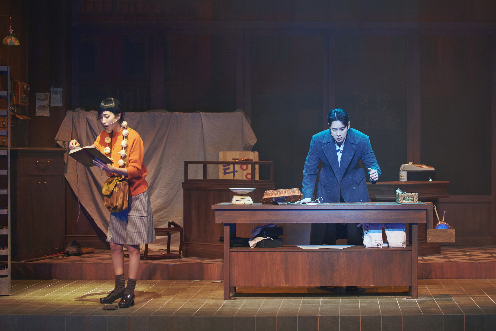 Park Ji-yeon as aspiring baker Sun-hee, left, and Song Won-geun as the ghost in the ongoing run of horror rom-com musical ″Ghost Bakery″ at the Doosan Art Center in Jongno District, central Seoul [LIBRARY COMPANY]