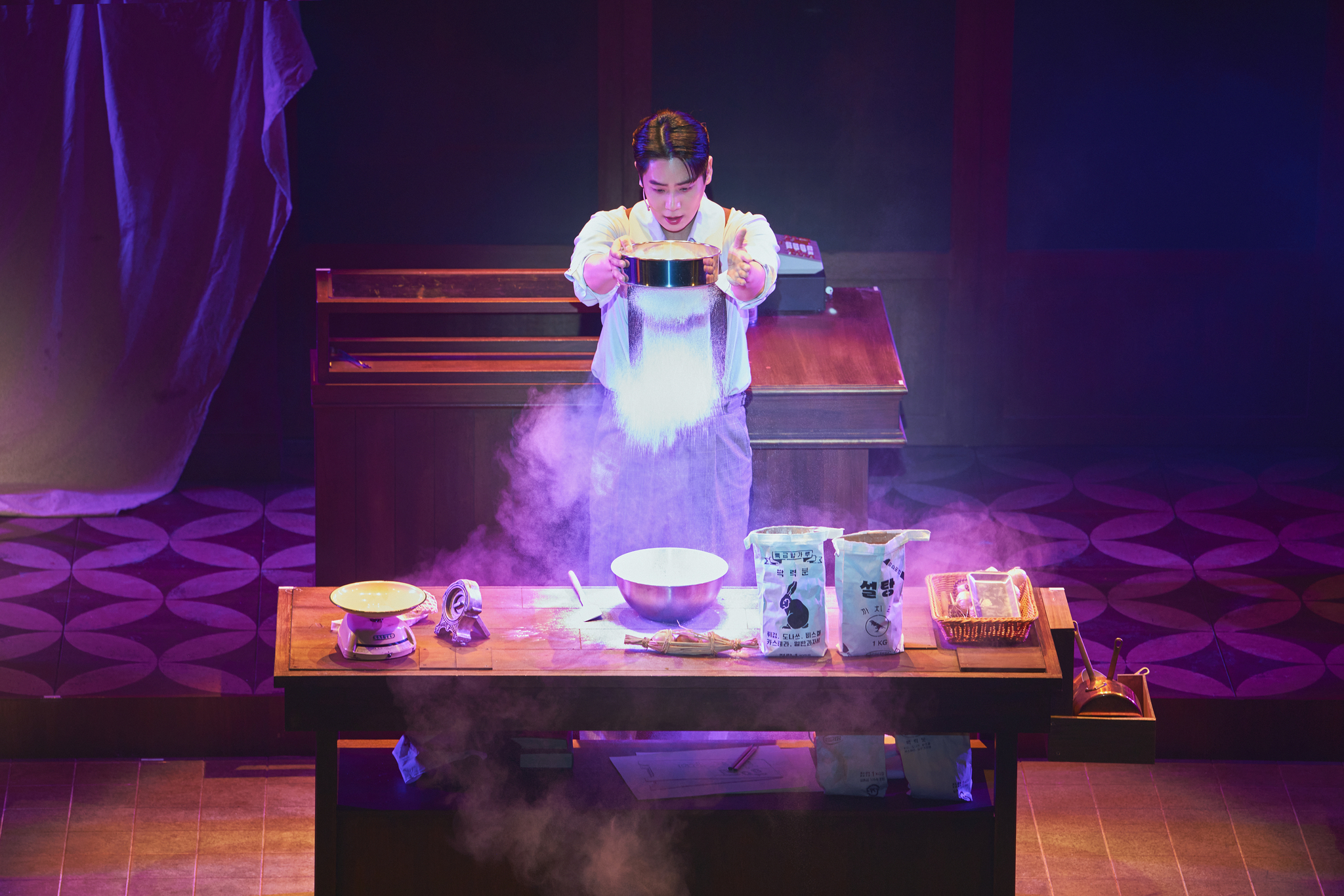 Song Won-geun as the ghost in the ongoing run of horror rom-com musical ″Ghost Bakery″ at the Doosan Art Center in Jongno District, central Seoul [LIBRARY COMPANY]