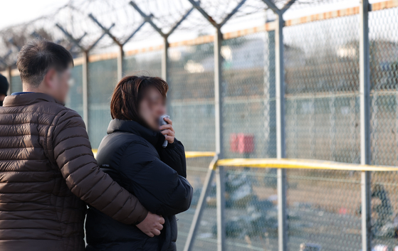 Bereaved families of Jeju Air crash victims visit the tragedy site at Muan International Airport in South Jeolla on Dec. 31, 2024. [YONHAP] 