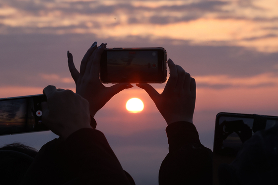 Sunrise at Seonyudo Park in Yeongdeungpo District, western Seoul, on Jan. 1, 2024. [YONHAP]