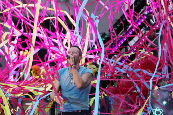Coldplay's Chris Martin performs on NBC's Today show at Rockefeller Plaza on Tuesday, Oct. 8, 2024, in New York. [AP/YONHAP]