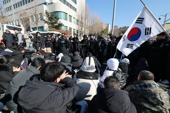Supporters of impeached President Yoon Suk Yeol crowd outside the presidential residence in Yongsan District, central Seoul, on Thursday. [NEWS1]