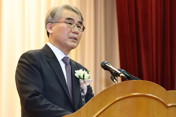 Newly appointed Constitutional Court Justice Jo Han-chang speaks at the inauguration ceremony held in Jongno District, central Seoul on Jan. 2. [NEWS1]