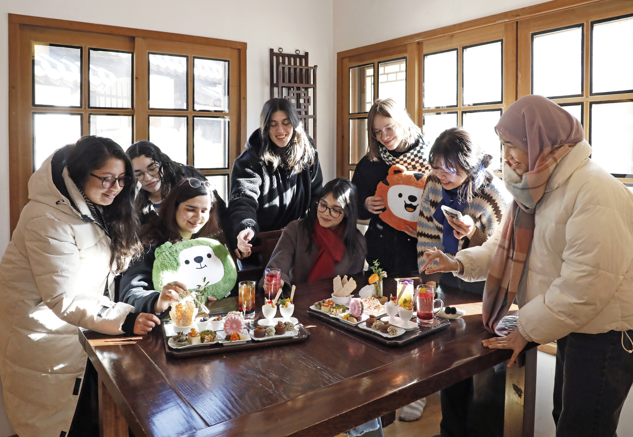 Students enjoy an afternoon tea set with various traditional Korean desserts at the Unamjeong cafe at High1 Resort. [PARK SANG-MOON]