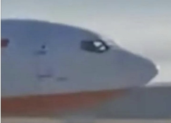 A screen capture from a video of the Jeju Air aircraft’s belly-landing, just before it collided with a localizer, has been circulating online. The image may show the captain reaching toward the overhead panel in the cockpit. [SCREEN CAPTURE]