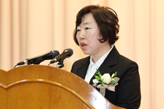 Newly appointed Constitutional Court Justice Jeong Gye-son speaks at the inauguration ceremony held in Jongno District, central Seoul on Jan. 2. [NEWS1]