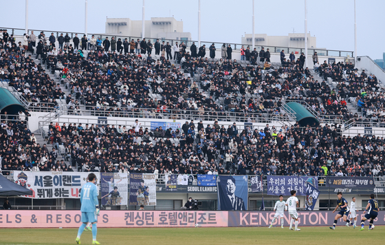 Spectators watch the first leg of the K League promotion-relegation playoffs between Jeonbuk Hyundai Motors and Seoul E-Land at Mokdong Sports Complex in western Seoul on Dec. 1, 2024. [YONHAP] 