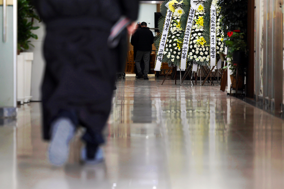 Visitors walk into a funeral home in Seo District, Gwangju, on Dec. 31, where a memorial altar was set up for victims of the deadly Jeju Air crash. [YONHAP]