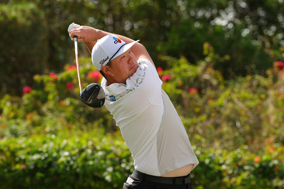 Im Sung-jae plays his shot from the third tee during the third round of the Hero World Challenge 2024 at Albany Golf Course on Dec. 7, 2024 in Nassau, Bahamas. [AFP/YONHAP] 