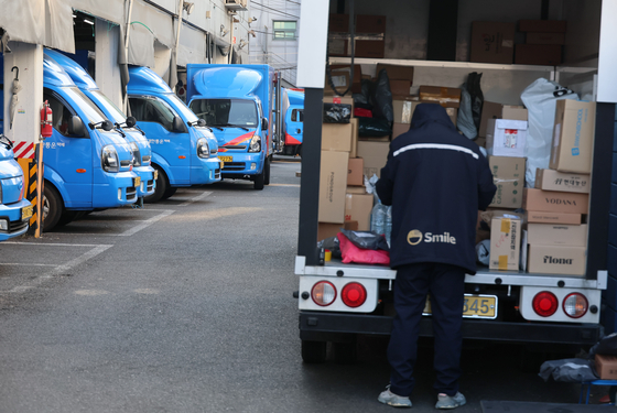 A logistics worker organizes parcels in a delivery truck on Jan. 2. CJ Logistics will initiate a seven-day delivery schedule from Jan. 5, in direct competition with e-commerce players that offer one-day delivery such as Coupang. Until now, deliveries weren't made for approximately 70 days per year including Sundays and holidays. The seven-day delivery system will be carried out gradually from highly populated cities. [YONHAP]