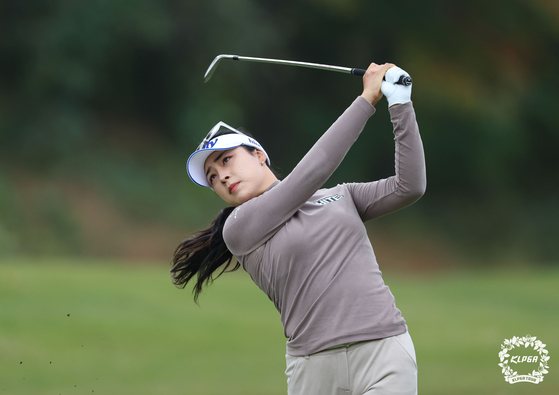 Yoon Ina hits a shot during the Dukshin EPC-Seoul Economics Ladies Classic in Yongin, Gyeonggi on Oct. 27, 2024. [NEWS1] 