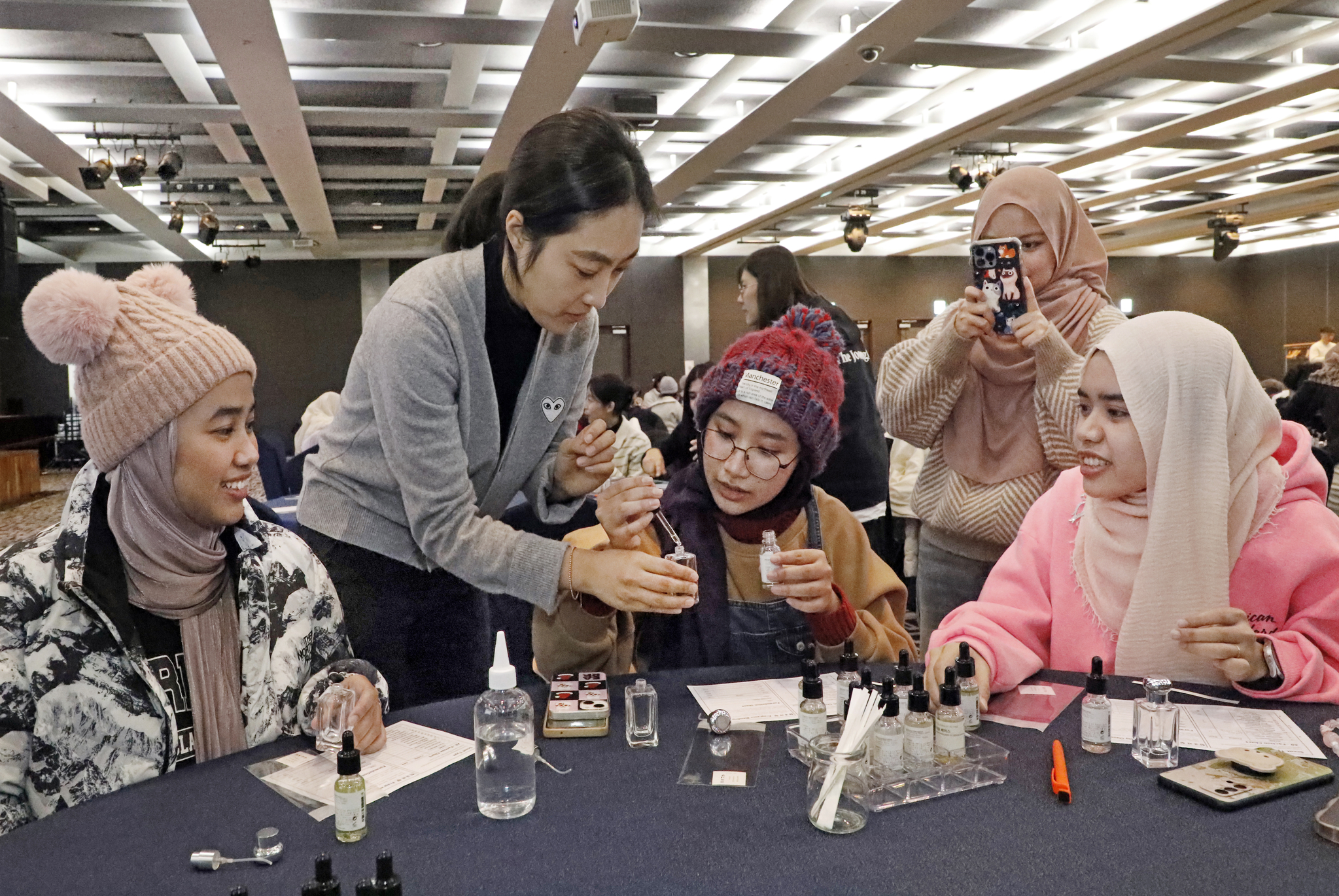 An instructor helps students mix fragrance oils during a perfume-making class at High1 Resort in Jeongseon County, Gangwon. [PARK SANG-MOON]