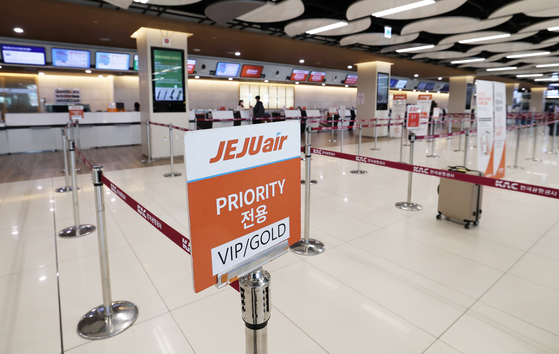Jeju Air's counter at Gimpo International Airport in western Seoul is mostly empty on Dec. 31, 2024, three days after a Boeing 787-800 flight operated by the airline crashed at Muan International Airport in South Jeolla. [NEWS1]