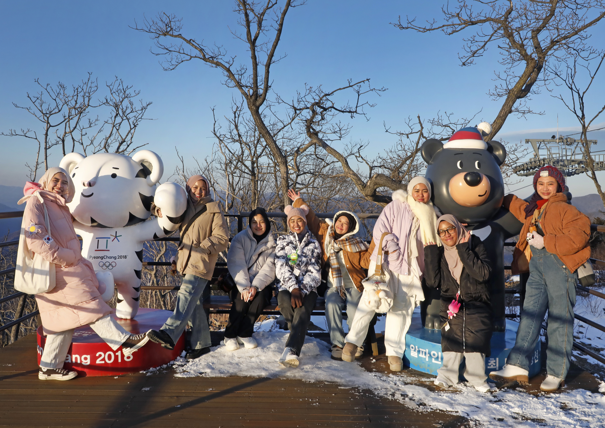 Students take pictures with 2018 PyeongChang Olympics mascot Soohorang and Paralympics mascot Bandabi at the top of Mount Gariwang, a mountain between Jeongseon and Pyeongchang. [PARK SANG-MOON]