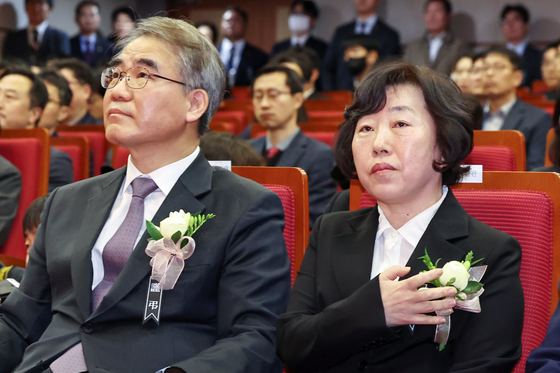 Newly appointed Constitutional Court Justices Jo Han-chang, left, and Jeong Gye-son at the inauguration ceremony held in Jongno District, central Seoul on Jan. 2 [NEWS1]