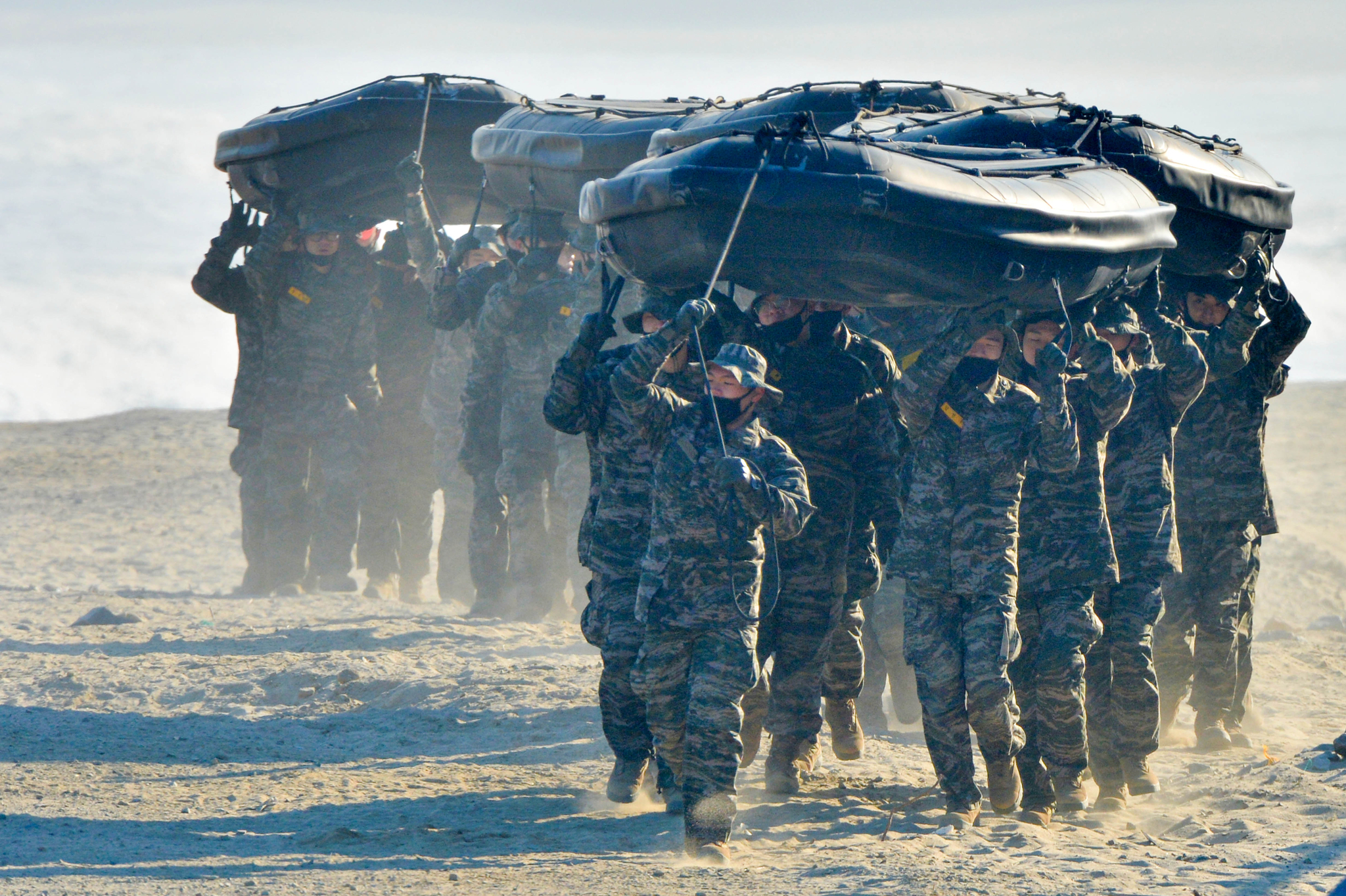 Korean Marines recruits take part in a training session held in Pohang, North Gyeongsang, on Jan. 20, 2022. [NEWS1]