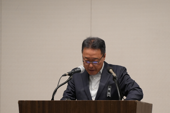 Jeju Air’s management administration division director, Song Kyung-hoon, during a press conference held in western Seoul on Thursday [CHO YONG-JUN]