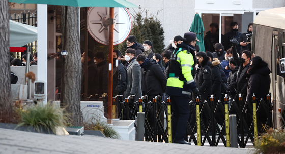 Investigators from the Corruption Investigation Office for High-ranking Officials (CIO) arrive in front of President Yoon Suk Yeol's official residence in Hannam-dong, central Seoul, on Jan. 3 as they try to execute an arrest warrant. [YONHAP] 
