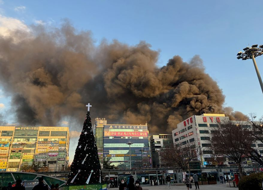 A fire broke out in a kitchen area inside a commercial building in Seongnam, Gyeonggi on Jan. 3. [NEWS1] 
