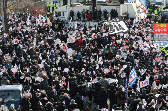 Members of conservative groups and supporters of President Yoon Suk Yeol are gathered around the presidential residence in Yongsan District, central Seoul, on Friday. [NEWS1]