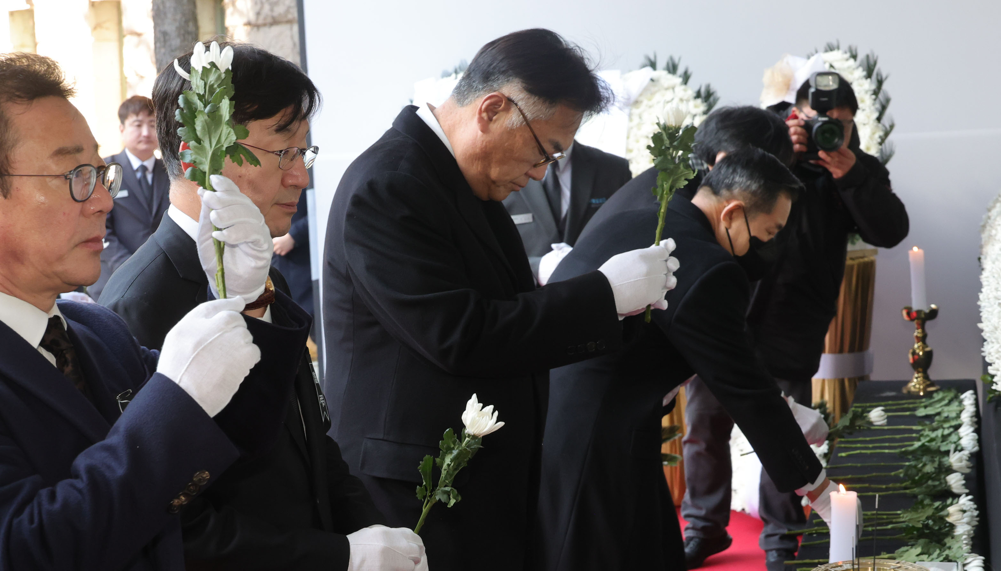 Presidential chief of staff Chung Jin-suk, third from left, and other officials from the presidential office pay their respects to victims of the Jeju Air plane crash at a public funerary altar set up outside Seoul City Hall in Jung District, central Seoul, on Dec. 31. [JOINT PRESS CORPS]