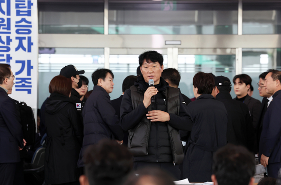 Park Han-shin, a representative of the bereaved families of Jeju Air crash, speaks at Muan International Airport on Friday. [YONHAP]