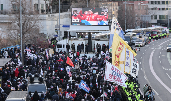 Supporters of President Yoon Suk Yeol hold a rally near the presidential residence in Hannam-dong, Yongsan District, central Seoul on Dec. 3 with police standing guard. [NEWS1] 