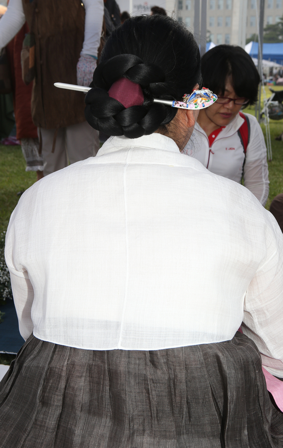 A woman wears a binyeo, or traditional Korean hairpin [JOONGANG ILBO]