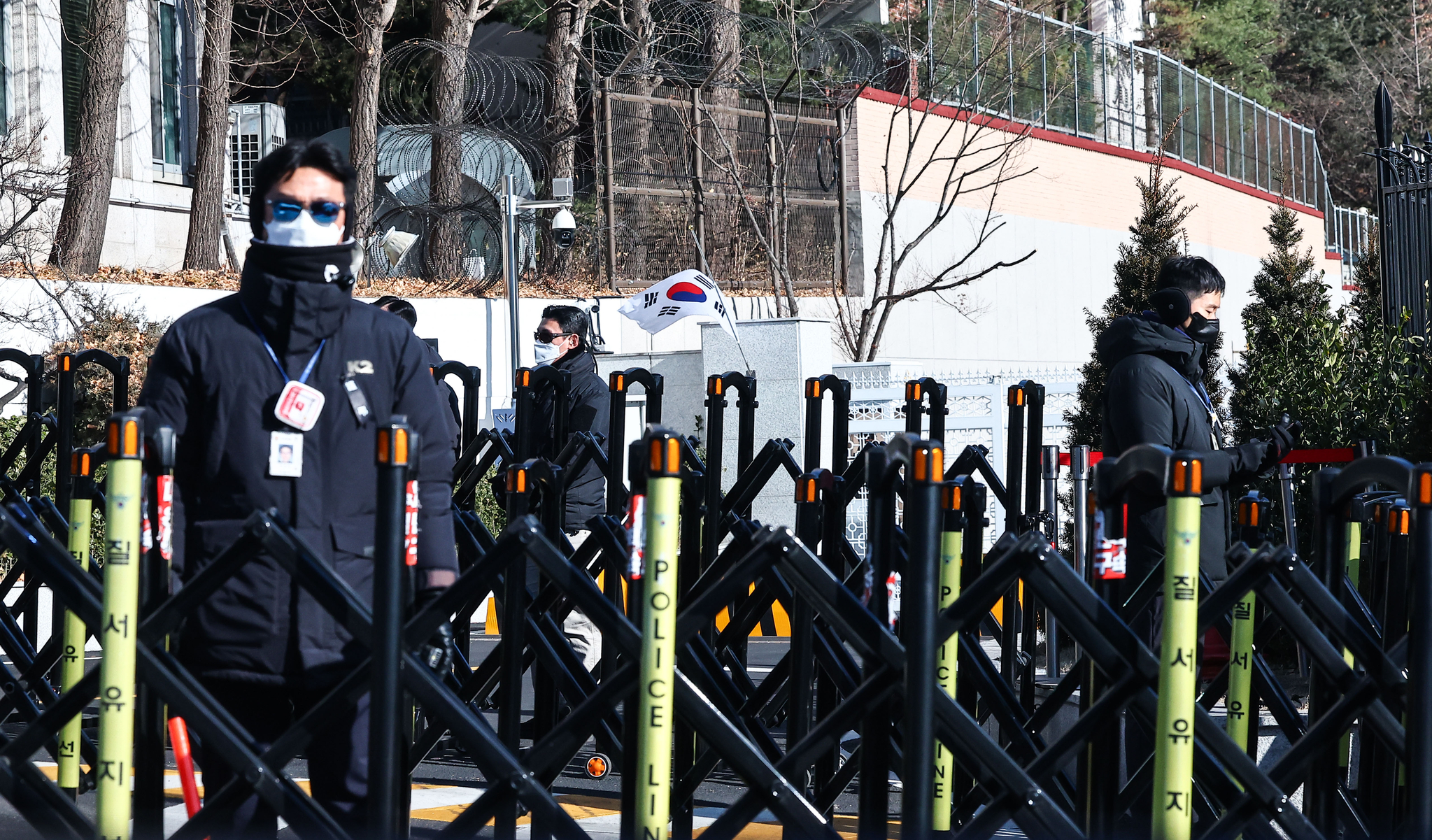 Police officers guard a security barrier outside President Yoon Suk Yeol's official residence in Yongsan District, central Seoul, after a court approved a warrant for his arrest on Dec. 31. [KIM JONG-HO]