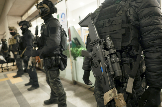Special forces deployed after President Yoon Suk Yeol's martial law declaration stand in front of the front gates of the National Assembly in Yeouido, western Seoul, on Dec. 4. [JOONGANG ILBO]