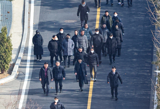 Investigators from the Corruption Investigation Office for High-ranking Officials (CIO) leave the presidential residence in Yongsan District, central Seoul, after failing to arrest impeached President Yoon Suk Yeol on Jan. 3. [YONHAP]