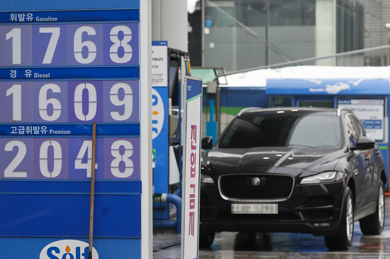Prices of gasoline and diesel are displayed at a gas station in Seoul on Jan. 5. [YONHAP] 