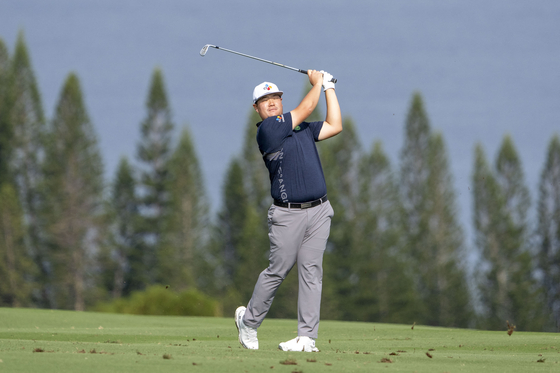 Im Sung-jae hits his fairway shot on the fourth hole during the third round of The Sentry golf tournament at Plantation Course in Hawaii on Jan. 4. [REUTERS/YONHAP]